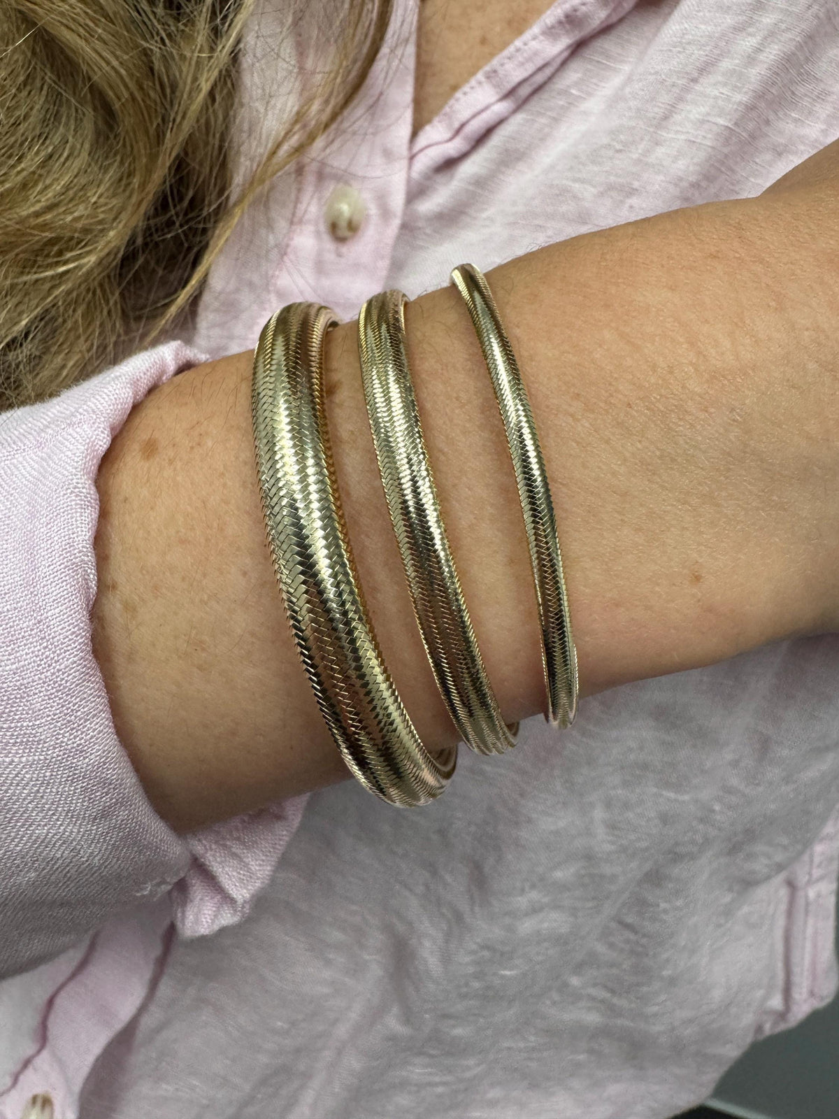 14K Yellow Gold 3.4mm Lightweight Textured Stretch Mesh Bangle, Women