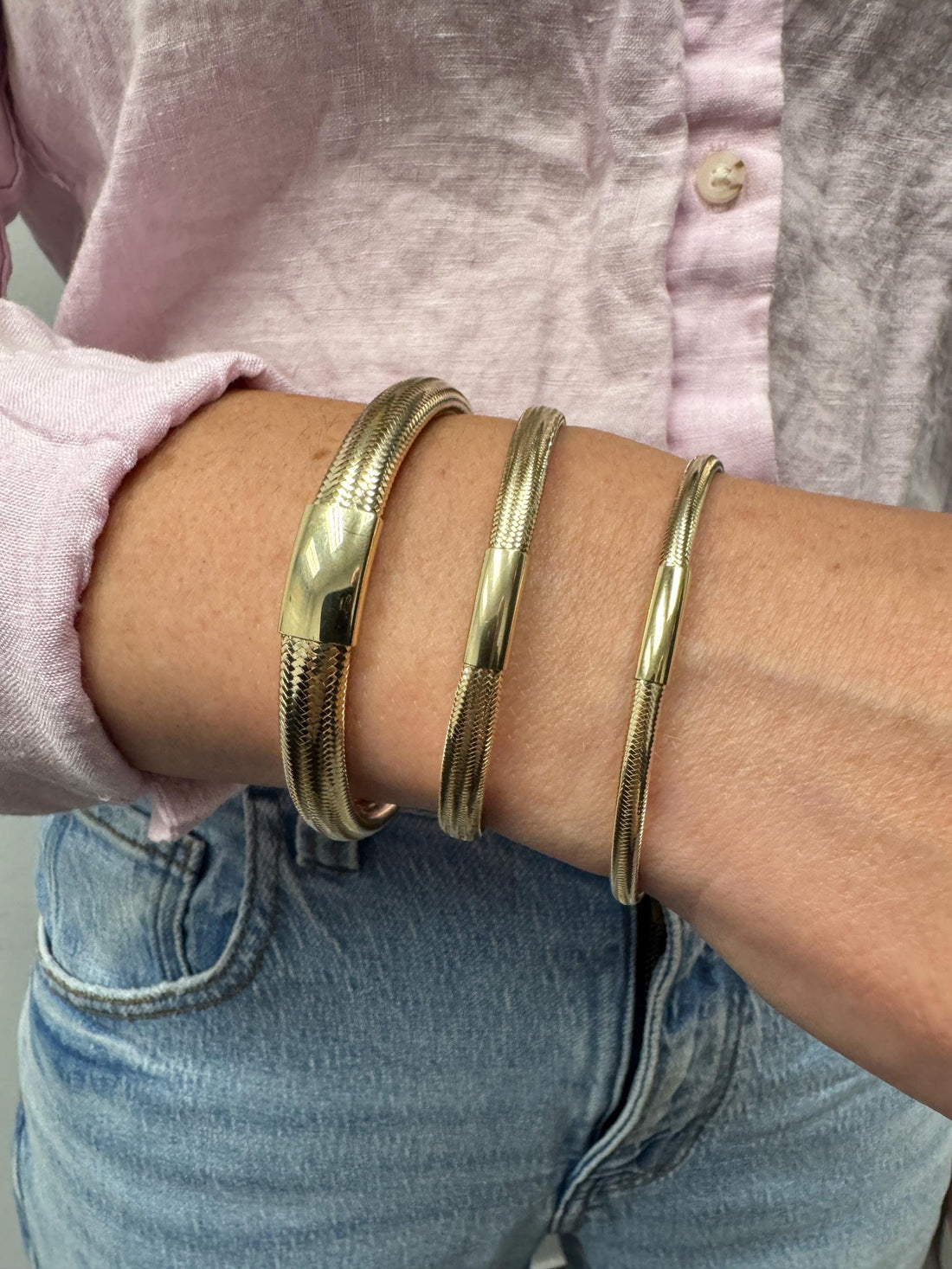 14K Yellow Gold 3.4mm Lightweight Textured Stretch Mesh Bangle, Women