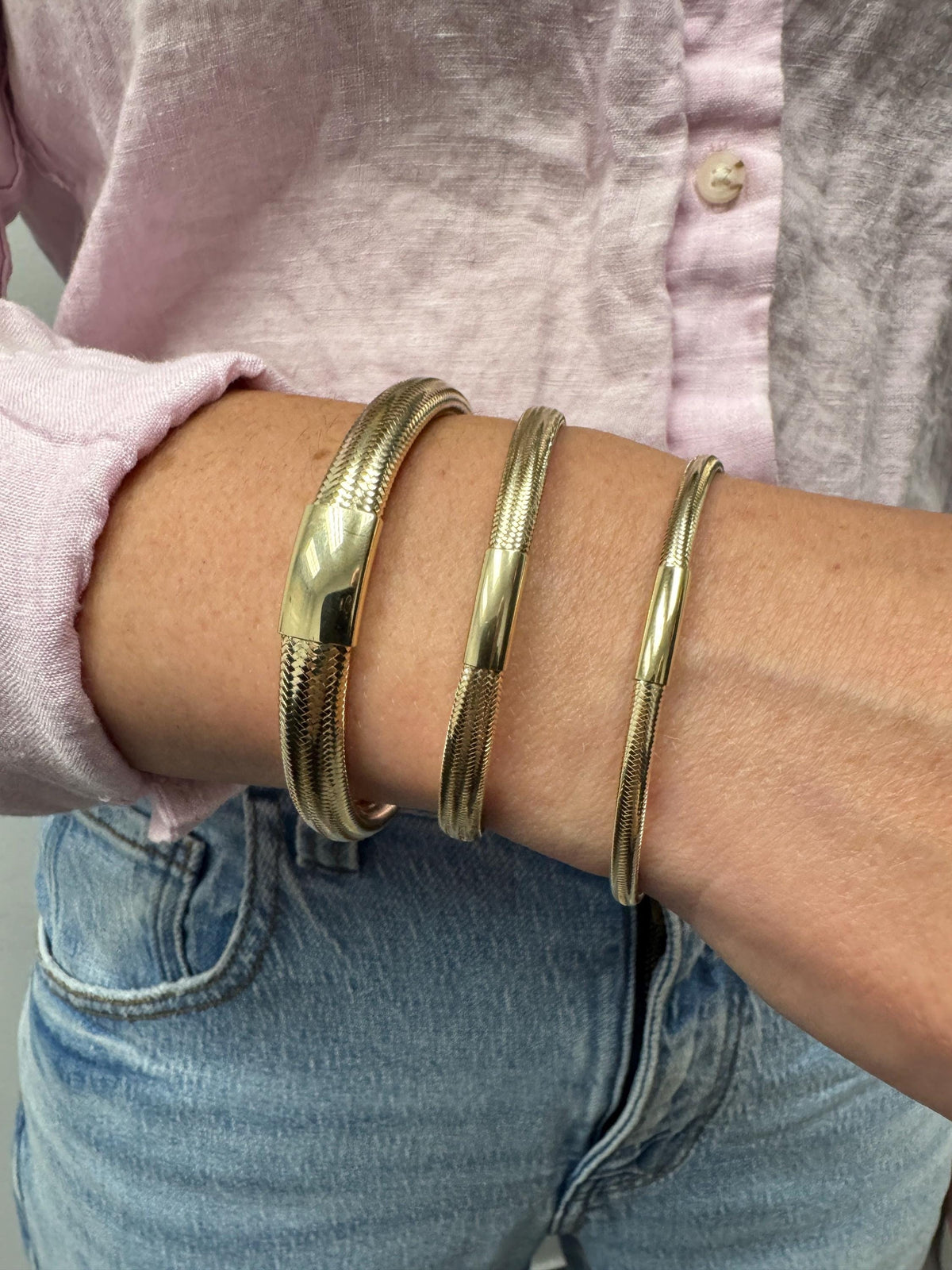 14K Yellow Gold 3.4mm Lightweight Textured Stretch Mesh Bangle, Women